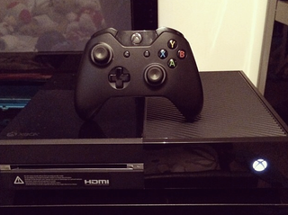 Illustration for article titled You Can Remove The Sticker On The Front Of Your Xbox One, You Know